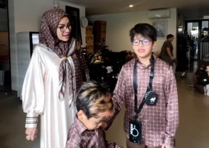 Nikita Mirzani Umrah Ajak Dua Anaknya, Ibadah Sekaligus Kenalkan Kisah-Kisah Nabi