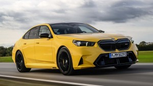 Review BMW M5 2025: Monster Bertenaga 717 HP yang Bikin Melongo, Secepat Mobil Listrik!