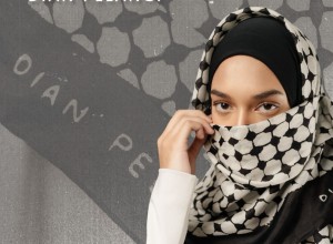 Serukan Solidaritas Palestina, Dian Pelangi Usung Batik Wastra Dipadu Keffiyeh di Panggung IN2MF