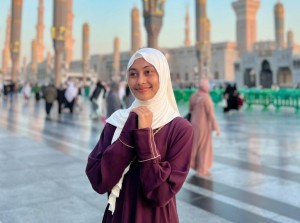 Potret Novia Bachmid di Tanah Suci, Makan Es Krim hingga Senandungkan Talbiyah