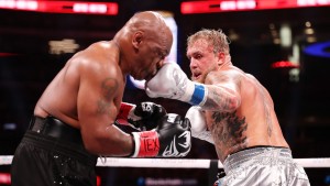 Jake Paul Kalahkan Mike Tyson di Pertarungan Tinju Super Megah, Legenda Tinju Kehabisan Napas!