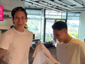 Marselino Ferdinan Lunasi Janji Beri Jersey Kemenangan ke Ganindra Bimo