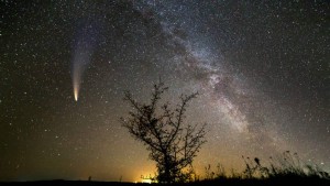 Jangan Lewatkan! Hujan Meteor Spektakuler Hiasi Langit Indonesia Malam Ini