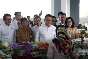 Tinjau Pasar Prawirotaman, Mendag Budi: Jelang Nataru, Harga Bapok Stabil dan Pasokan Terjaga