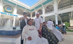 Libatkan 50 Penata Rambut, 240 Jamaah Ikuti Potong Gratis di Masjid Al-Akbar Surabaya