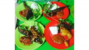 Angel Lesehan Sajikan Pecel Lele, Buka Hingga Dini Hari