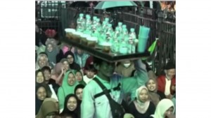 Coba Disimak Baik Baik, 13 Botol Air dan 5 Gelas Es Teh Yang Dibawa Pak Sunhaji, Lalu Buka Surat 13 Ayat 5, Bakal Merinding