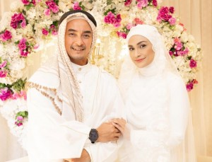 Gaya Elegan Fesyen Zumi Zola dan Putri Zulhas saat Akad Nikah di Masjid Nabawi Madinah