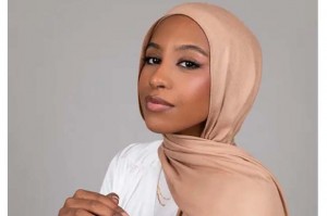 Pingin Pakai Hijab Warna Tapi Bingung Pilih yang Sesuai Tone Wajah? Simak Tips Berikut