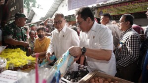Sambut Nataru, Mendag Budi Santoso Bersama Menko Pangan Zulkifli Hasan Tinjau Bapok di Pasar Rakyat Surabaya