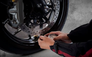 Kurangi Tekanan Angin Ban di Musim Hujan, Bisa Cegah Motor Tergelincir? Begini Penjelasannya