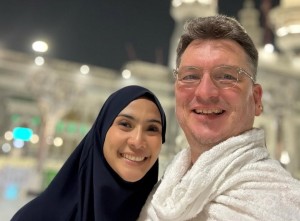 Maudy Koesnaedi dan Suami Kembali ke Tanah Suci, Usai 20 Tahun Umrah Pertama