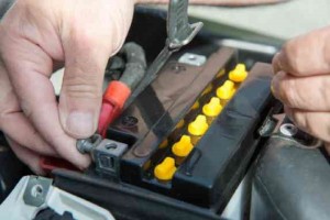 Kebiasaan Buruk yang Mengakibatkan Aki Motor Cepat Soak