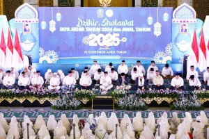 Ribuan Jamaah Ikuti Doa Akhir 2024 dan Sambut 2025 di Masjid Al Akbar Surabaya