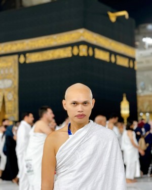 Penampilan Wanda Hara Pakai Ihram saat Umrah Banjir Pujian