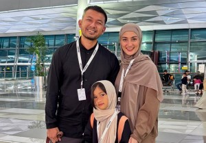 Tunaikan Umrah, Atiqah Hasiholan Berangkat ke Tanah Suci di Malam Tahun Baru