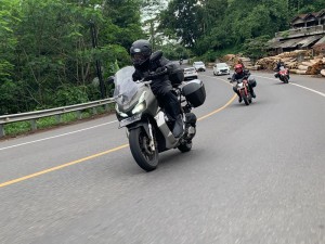 3 Cara Melewati Turunan Curam Menggunakan Sepeda Motor Matic