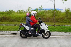 6 Cara Aman untuk Boncengin Anak Pakai Sepeda Motor
