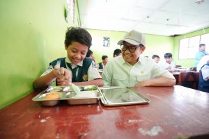 Menko PMK Tinjau Langsung Kondisi Dapur Makan Bergizi Gratis Perdana