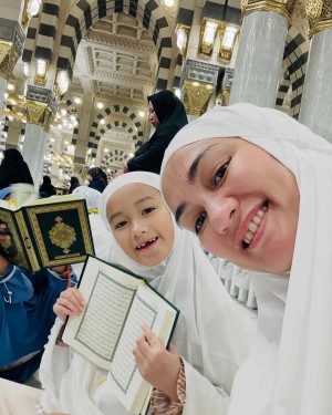 Cerita Umrah Atiqah Hasiholan: Bersyukur Bisa Sujud di Raudhah saat Hari Ulang Tahun