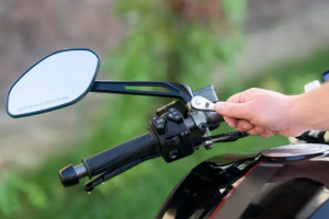 Cara Mudah Memperbaiki Spion Motor yang Longgar