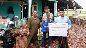 Korban Puting Beliung Subang Terima Bantuan Sembako dari Jamkrindo