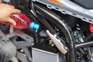 Kesalahan Saat Mengisi Air Radiator Motor Ternyata Bikin Mesin Overheat, Begini Penjelasannya