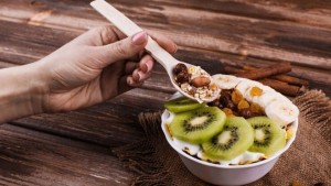 Ganti Kebiasaan Makan Camilan Malam Hari dengan yang Lebih Sehat