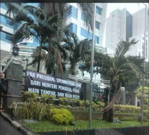 Aksi Damai di Depan Kantor Kemendiktisaintek, Protes Menteri yang Suka Main Tampar & Main Pecat