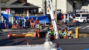 24 Jam Lebih Sopir Truk Masih Terjebak Dalam Sinkhole di Jepang
