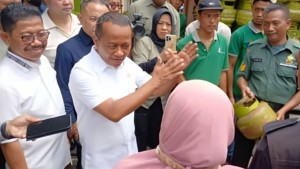Kelangkaan Elpiji 3 Kg di Tangerang: Menteri ESDM Ungkap Ada Pengecer Nakal yang Permainkan Harga Subsidi