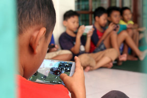 Penggunaan Gadget dan Internet bagi Anak, Komisi I: Jangan hanya Dibatasi tapi Dilarang