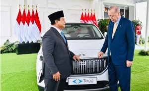 Prabowo Tersenyum Terima Mobil Listrik Buatan Turkiye dari Erdogan