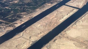 Puluhan Kapal Kembali Lewati Terusan Suez Setelah Gencatan Senjata Israel-Hamas