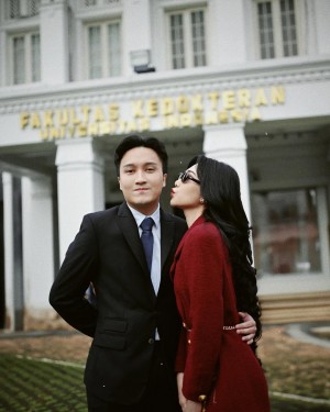 Isyana Sarasvati Bangga Sang Suami Resmi Sandang Gelar Dokter Sp.KJ