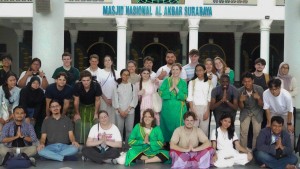 28 Mahasiwa Asing di ITS Kagumi Arsitektur Masjid Al Akbar Surabaya