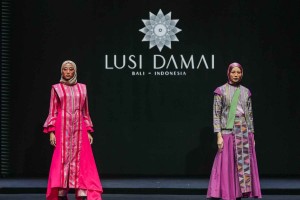 Asmaradana, Wujud Keindahan Tenun Endek Bali dalam Keanggunan Busana Muslim