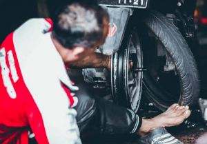 Ban Motor dengan Alur Masih Tebal Tapi Sudah Harus di Ganti? Begini Penjelesannya
