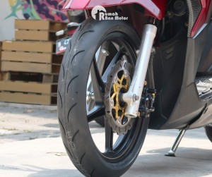 Pasang Ban Balap di Motor Harian Aman Nggak? Begini Jawabannya