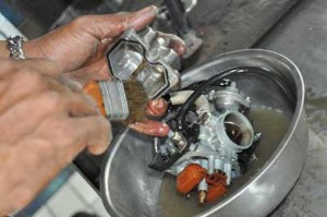 Nggak Perlu Lagi ke Bengkel, Begini Cara Mengatasi Karburator Motor yang Banjir