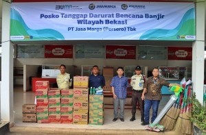 PT Jasamarga Transjawa Tol Bagikan Bantuan Sembako di Daerah Terdampak Banjir Bekasi