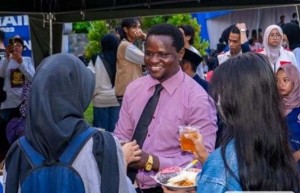 Kesan Mahasiswa Asing Turun Jalan Bagikan Takjil di Kampus Unesa