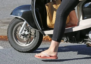 Bisa Ditegur Polisi, Ternyata ini Risiko Menggunakan Sendal Jepit Saat Mengendarai Motor