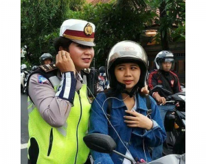 Pakai Earphone Saat Mengendarai Motor Berbahaya dan Bisa Kena Denda?  Begini Penjelasannya