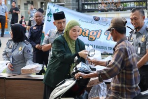 Ramadhan Berkah, Imigrasi Surabaya Bagikan 100 Paket Takjil untuk Pengguna Jalan