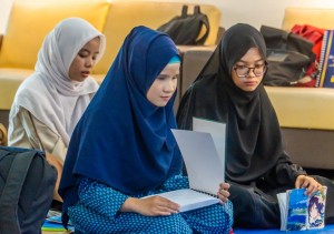 Syiar Ramadhan, Mahasiswa Disabilitas Unesa Belajar Mengaji dengan Braille dan Isyarat