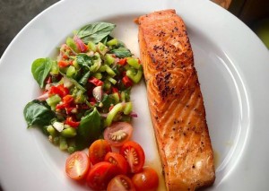 Yes, Ikan Salmon Sangat Baik Untuk Anda. Tapi Bisakah Anda Memakan Kulitnya?