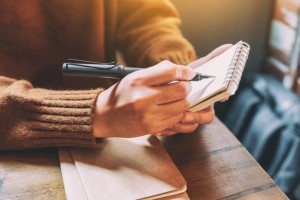 Membiasakan Jurnaling Bantu Tidur Jadi Lelap