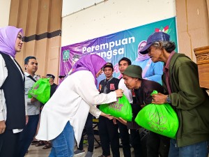 Sepi Job Saat Ramadhan, Seniman di Garut Dapat Santunan dari Perempuan Bangsa