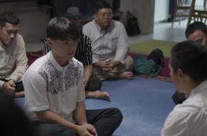 Momen Steven Wongso Kekasih Arafah Menjadi Mualaf, Lancar Ucapkan 2 Kalimat Syahadat